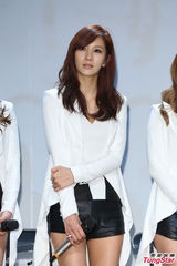 组图：After School赴台晒美腿 捐百万做公益