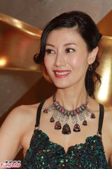 组图：李嘉欣吊带裙装闪亮富贵