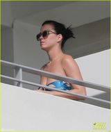 组图：凯蒂-佩里比基尼秀身材 享受闲暇时光