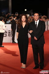 组图：赵薇携《致青春》亮相 黑衣红唇成熟妩媚