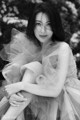 组图：殷旭时尚大片小秀玉背 黑白色调神秘素雅