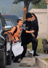 组图：蒋雯丽接儿子放学 给儿子同学拍照片