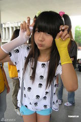 组图：13岁创作歌手许雅涵 任红十字会奖学金大使