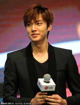 组图：李敏镐上海捞金惜字如金 大秀笑容频挥手