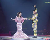 组图：徐小凤演唱会搞笑 调侃陈奕迅忘拉裤链