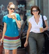 组图：《无耻之徒》女星埃米-罗森着蓝T恤显活力