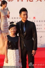 组图：李晨携《唐山大地震》小演员走红毯