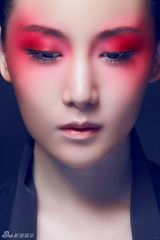 组图：刘梓妍炫目妆容透露赤色秘密