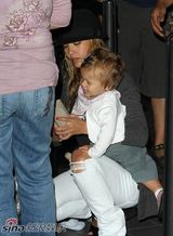 高清组图：杰西卡-阿尔芭携女儿出游 小奥诺不惧镜头