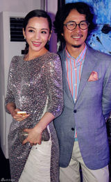 组图：杨梓嫣银裙出席活动 温婉敬妃气场足