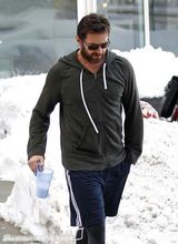 组图：休-杰克曼带孩子玩雪 小艾娃骑单杠玩得疯