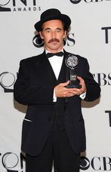 组图：戏剧托尼奖揭晓 众星后台捧奖杯秀荣誉