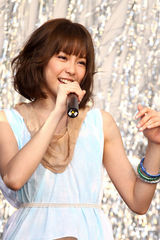 组图：王俪婷庆祝专辑获奖 师兄炎亚纶站台支持