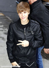 组图：贾斯汀-比博气场强大 对镜头比V字秀好心情