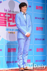 组图：韩智敏宣传新片超迷你短裙秀美腿