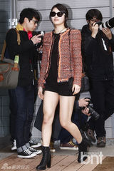 组图：金莎朗秀智等戴墨镜出席活动 秀性感美腿