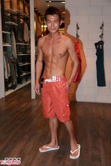 组图：亚洲先生闹市裸身宣传 热门选手大秀腹肌