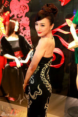 组图：秦岚出席活动大秀烈焰红唇  造型性感抢镜