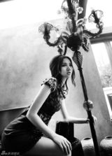 组图：韩雯雯黑白光影写真 尽显精致面容