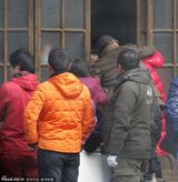 组图：刘恺威获杨幂探班 兴奋热搂妻秀新婚甜蜜