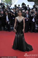 组图：海耶克戛纳携夫走秀 深V黑裙大秀傲人双峰