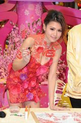 高清图：周秀娜出席商业活动 着花瓣短裙艳丽迷人