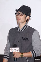 组图：曾之乔为新剧裸背上阵 被吴建豪袭胸吓坏父母