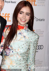 组图：莉莉亮相《作家们》首映 施瓦辛格儿子帅气