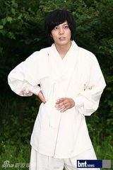 组图：朱元《新娘面具》片场为留学生讲解韩国文化