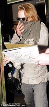 组图：童星麦考利金夜店门口撒泼 咒骂推搡狗仔