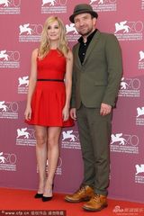 组图：《继续活着》发布会 琼安着红裙手舞足蹈