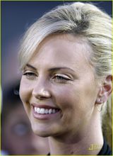 高清组图：查理兹-塞隆球场献唱 黑衫高贵