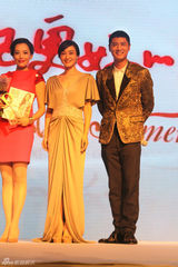 组图：任重出席某时尚活动 扮机长圆飞行梦