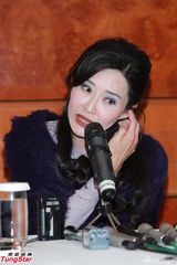 组图：艳星叶玉卿被爆复出还债 浓妆澄清未破产