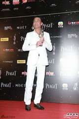 组图：梁家辉举奖杯庆祝 期待再拍《寒战2》