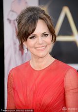 组图：最佳女配角候选人莎莉-菲尔德红纱裙大气