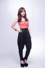 组图：李佳薇清新宣传照曝光 抹胸装秀香肩