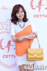 组图：郑柔美李允智等出席活动黑白配秀美腿