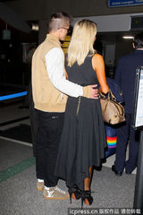 组图：希尔顿与男友形影不离 深V裙胸口无料