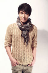 组图：陆昱霖秋日系列写真 时尚简约潮范儿十足