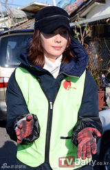 组图：韩星孙泰英参加发煤炭献爱心活动