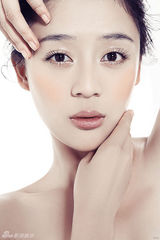 幻灯图：袁姗姗《秦香莲》杀青 展现夏日完美肌肤