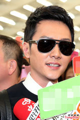 组图:“兰陵王”冯绍峰抵台粉丝挤爆机场引骚乱