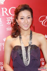 组图：钟嘉欣承认收入有进步坦言望买千万楼盘