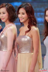 组图：港姐准决赛诞生10强 白纱裙秀腿抢镜