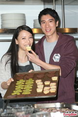 组图：王力宏与妻同台秀恩爱 妻子不是歌迷