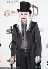 组图：亚当兰伯特变白发吸血鬼 真人秀明星血腥抢镜