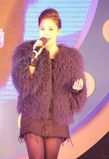 组图：阿娇杭州走穴现粗壮大腿 献唱表情显生涩