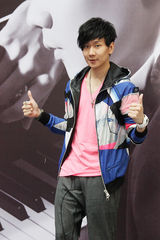 组图：林俊杰人缘佳 新专辑上海签售场面火爆