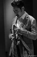 吴秀波现身米兰时装周 观看品牌时尚大秀